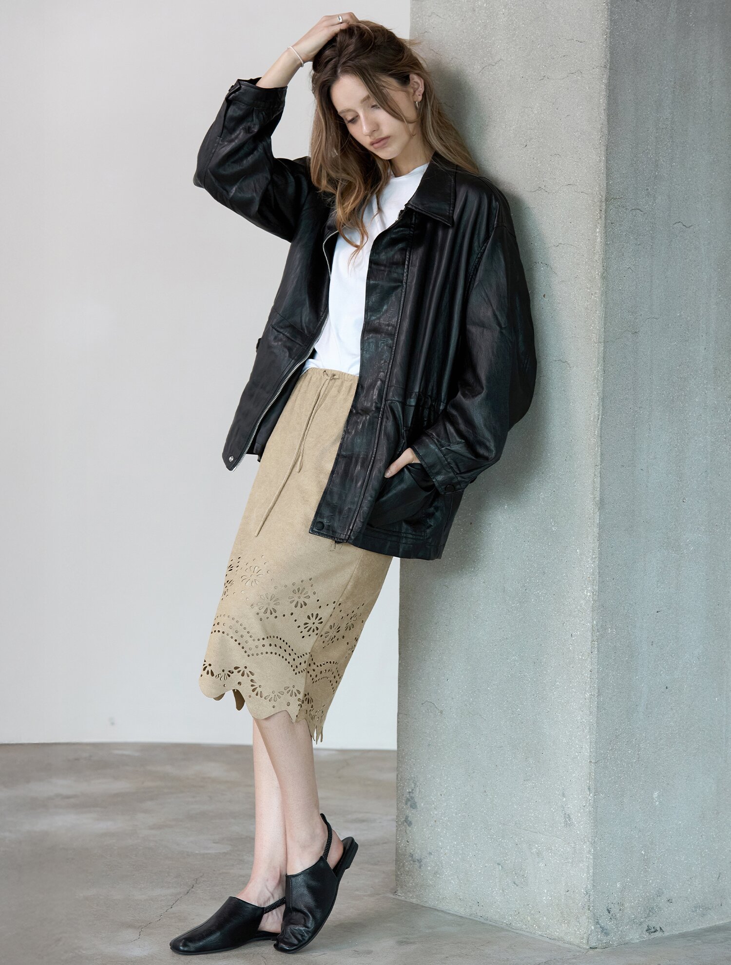 웨이브 펀칭 스웨이드스커트 BEIGE