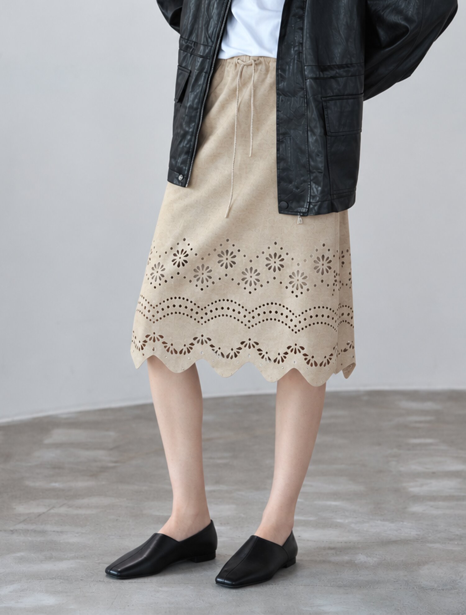 웨이브 펀칭 스웨이드스커트 BEIGE