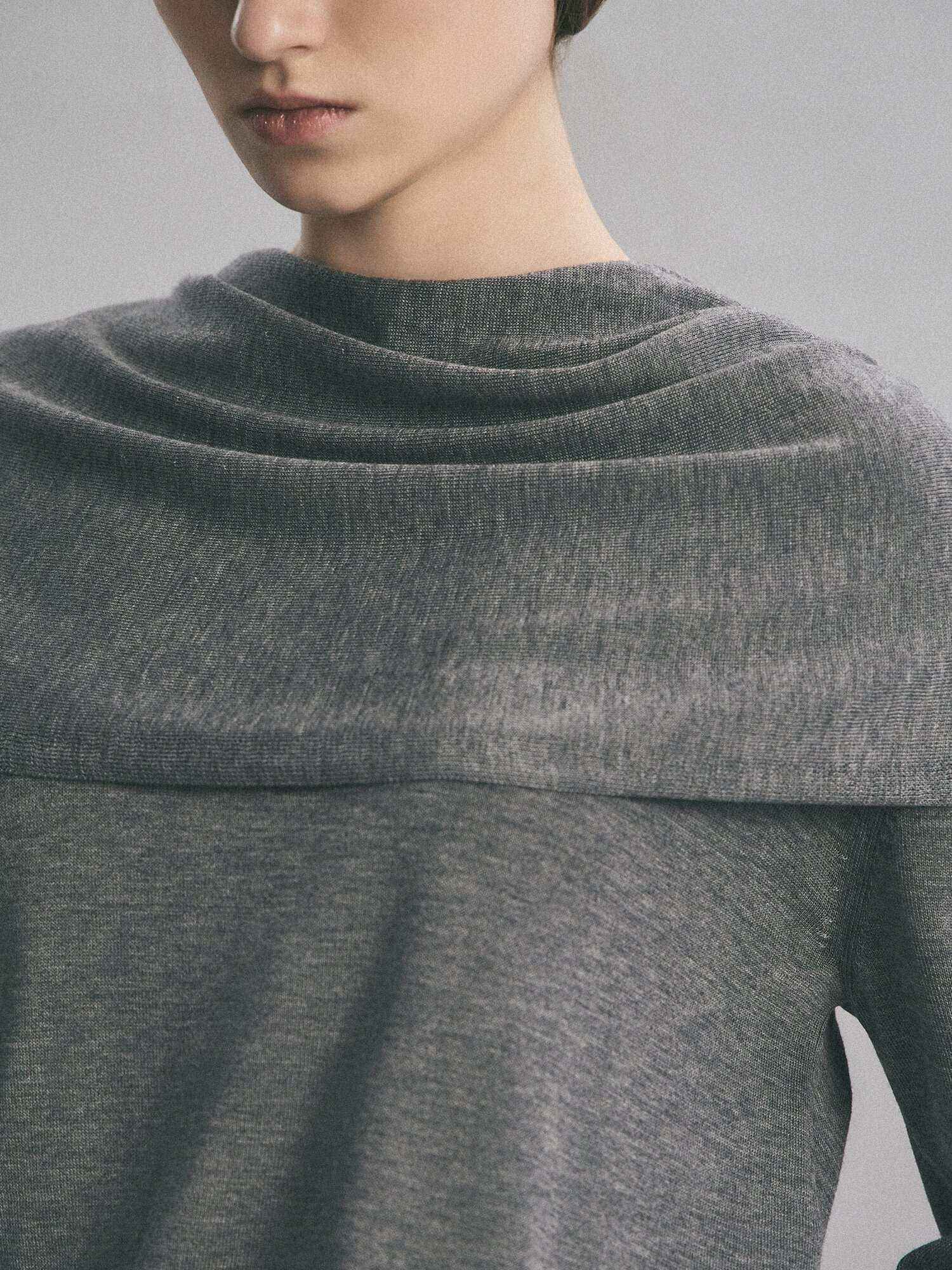 패널 머플러넥 니트 (GREY)
