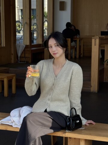 헤어리 울 볼륨 브이넥 가디건 (LIGHT KHAKI)