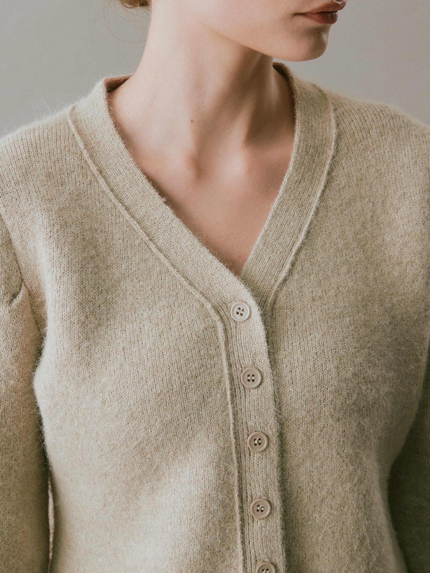 헤어리 울 볼륨 브이넥 가디건 (LIGHT KHAKI)