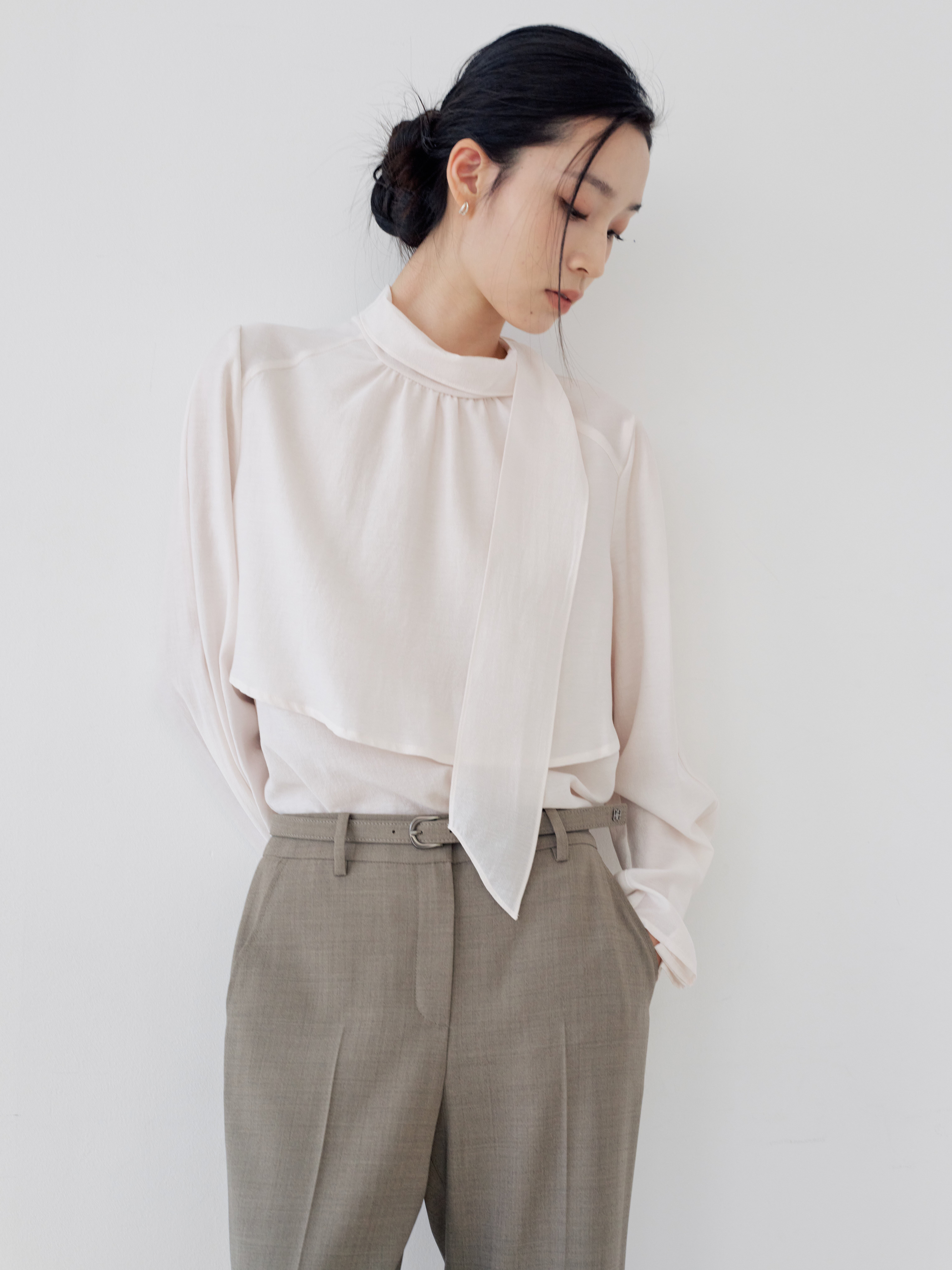 레이어 백 리본 하이넥 블라우스 (IVORY)