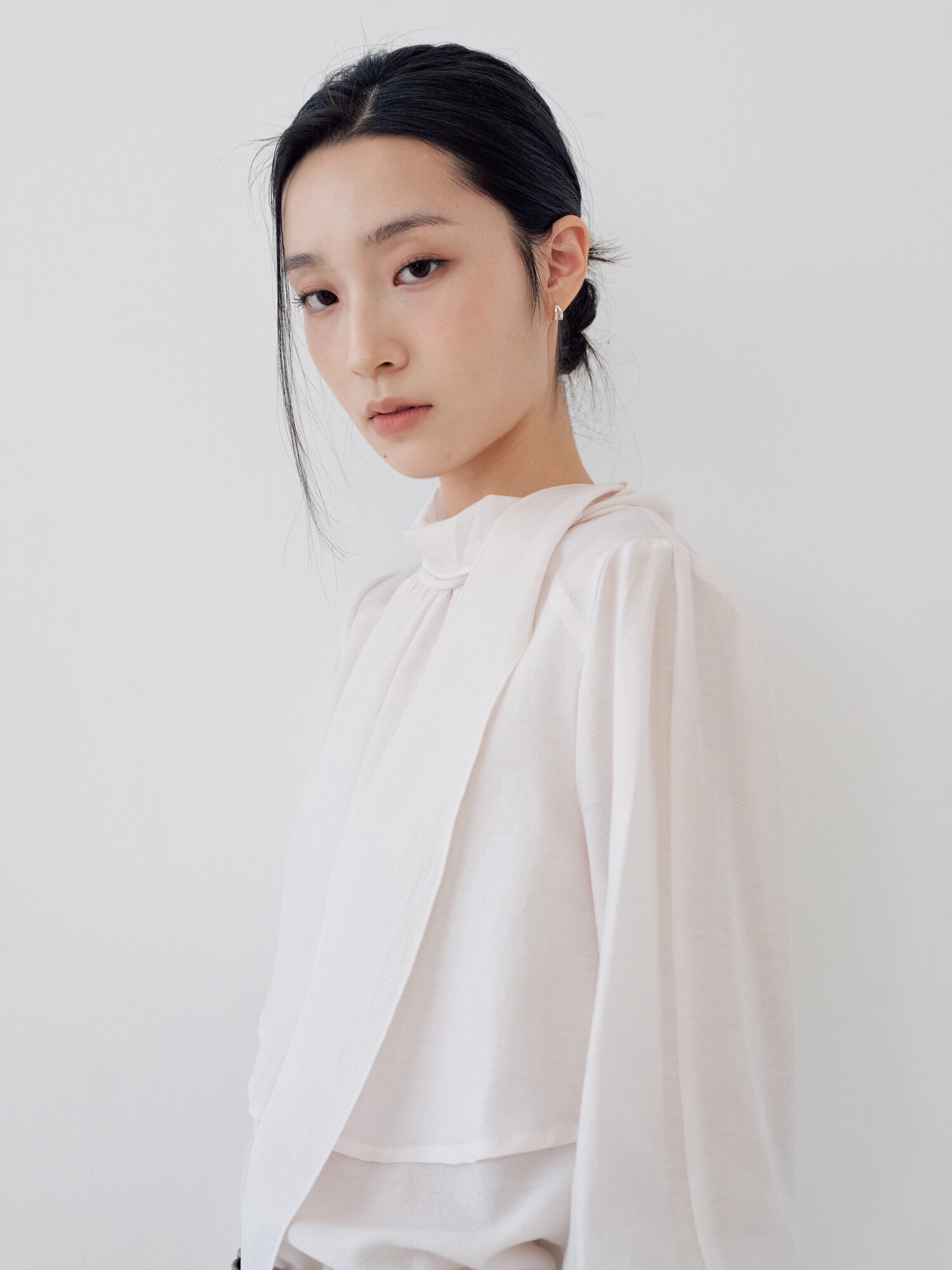 레이어 백 리본 하이넥 블라우스 (IVORY)