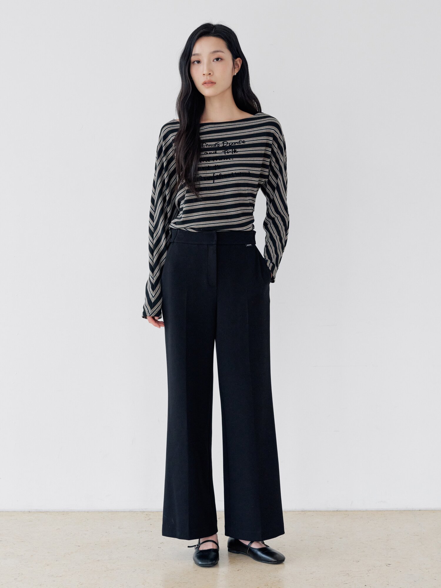 탭 장식 백 밴딩 부츠컷 팬츠 (BLACK)