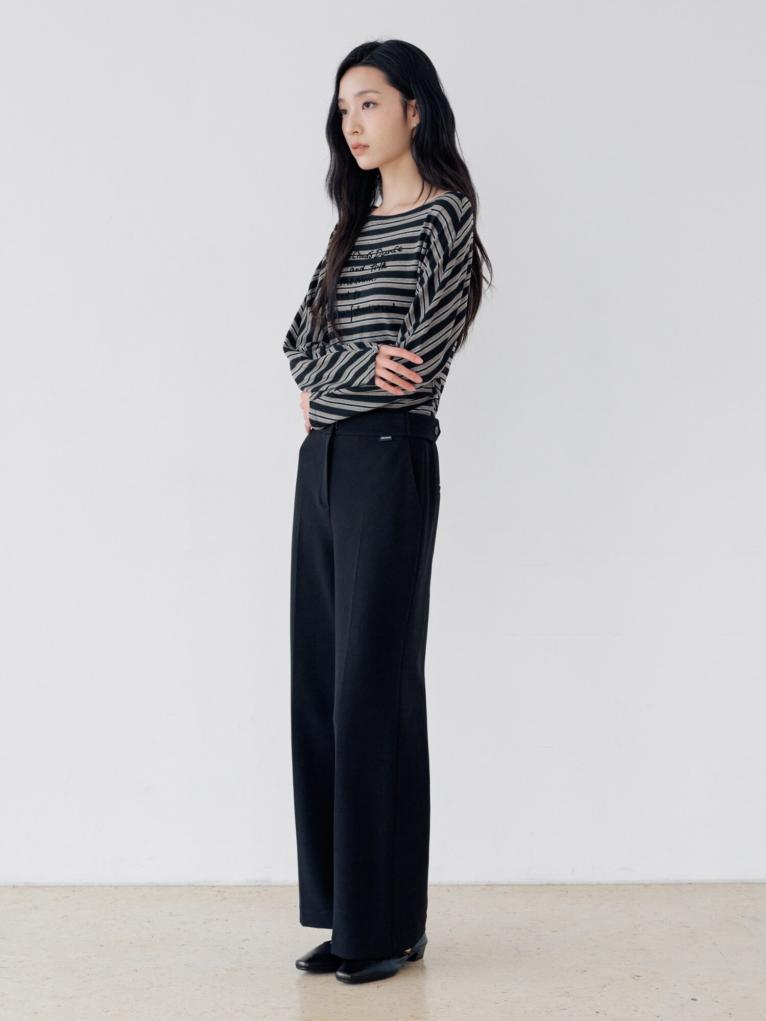 탭 장식 백 밴딩 부츠컷 팬츠 (BLACK)