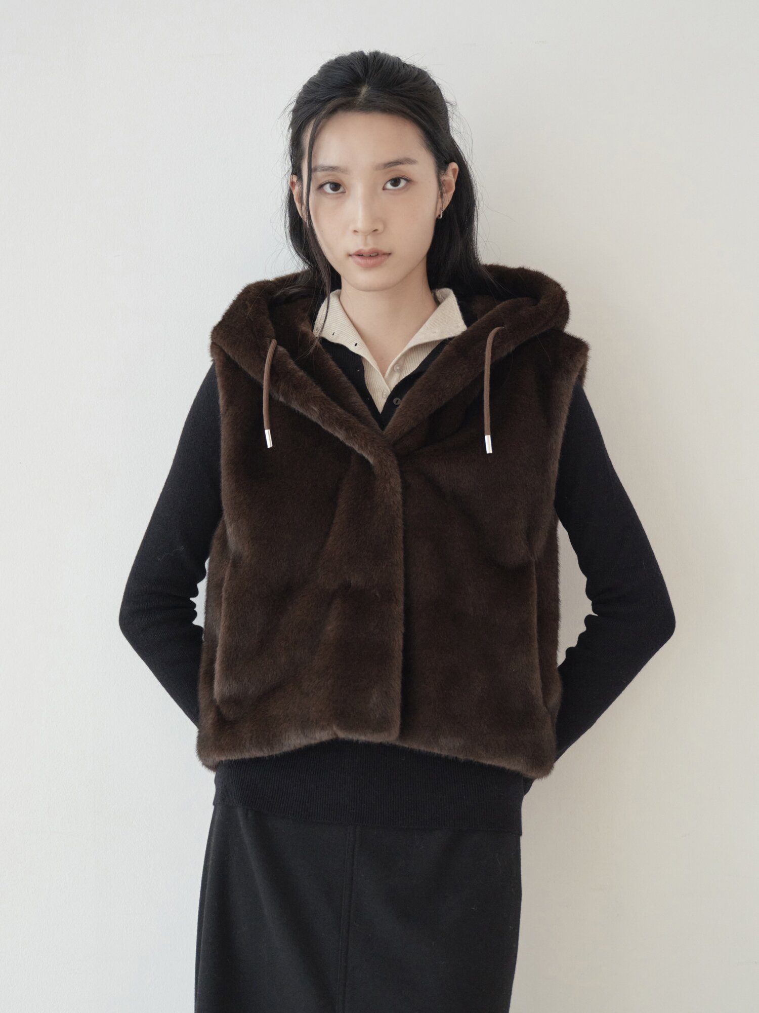 퍼 스트링 후드 크롭 베스트 (DARK BROWN)