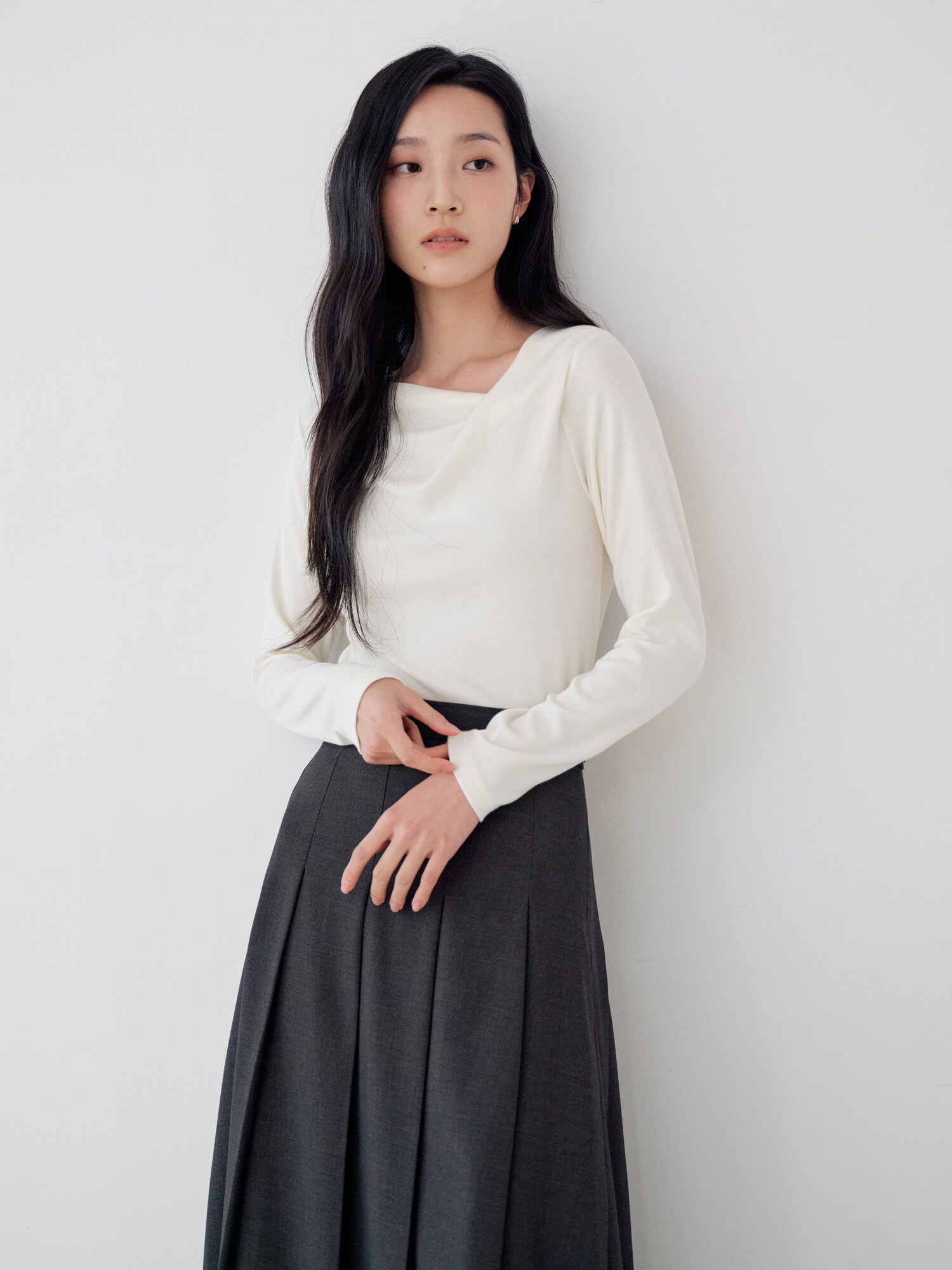 스판 사이드 턱 카울넥 티셔츠 (IVORY)