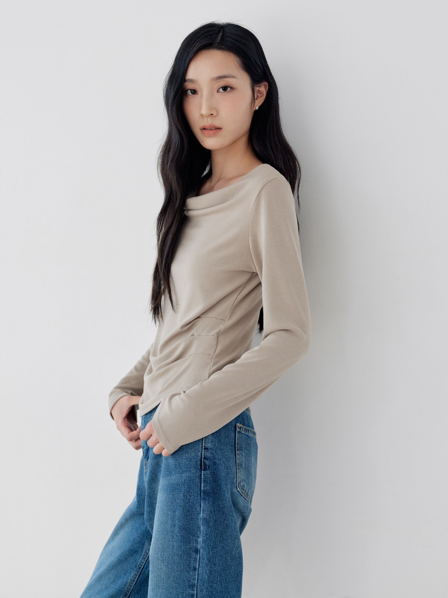스판 사이드 셔링 카울넥 티셔츠 (BEIGE)