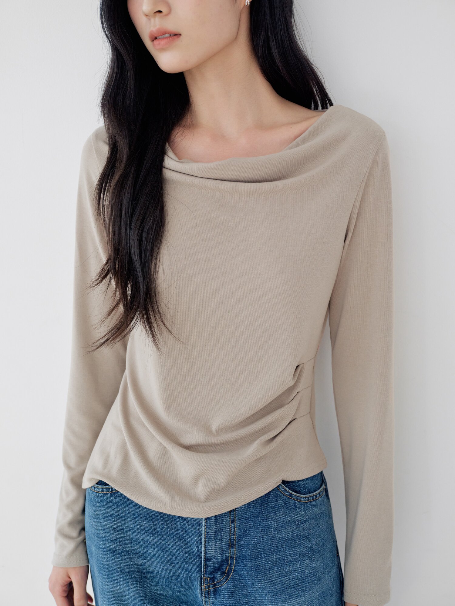 스판 사이드 셔링 카울넥 티셔츠 (BEIGE)