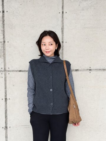 울 홀가먼트 하이넥 니트 베스트 (DARK GREY)