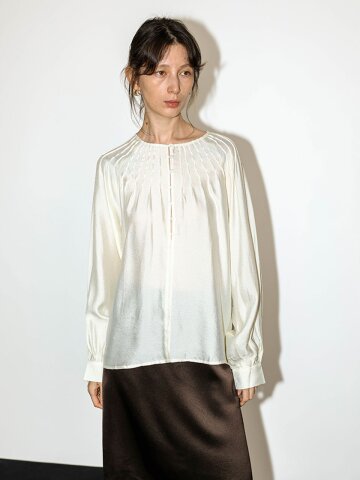WD_Gathered round neck blouse