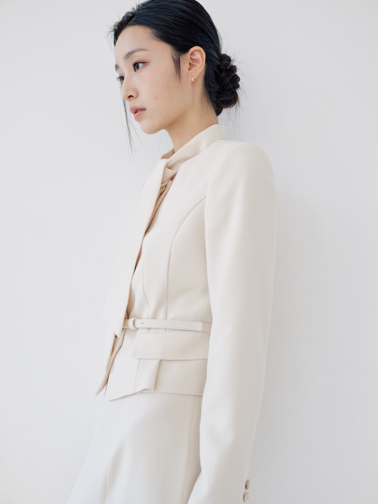 디테쳐블 타이 칼라 크롭 재킷 (LIGHT BEIGE)