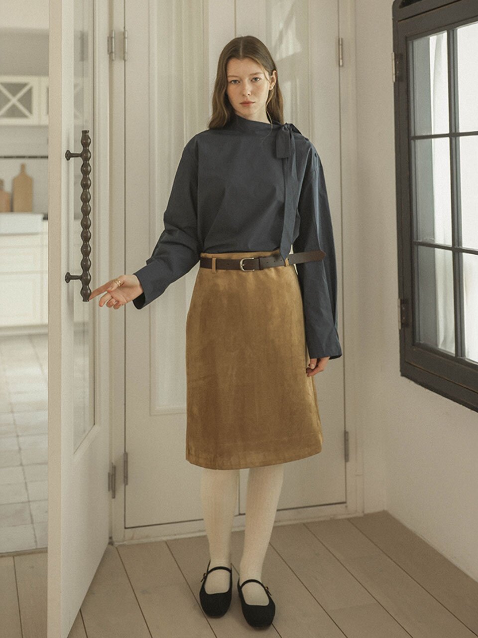 PM_Ribbon tie high neck blouse