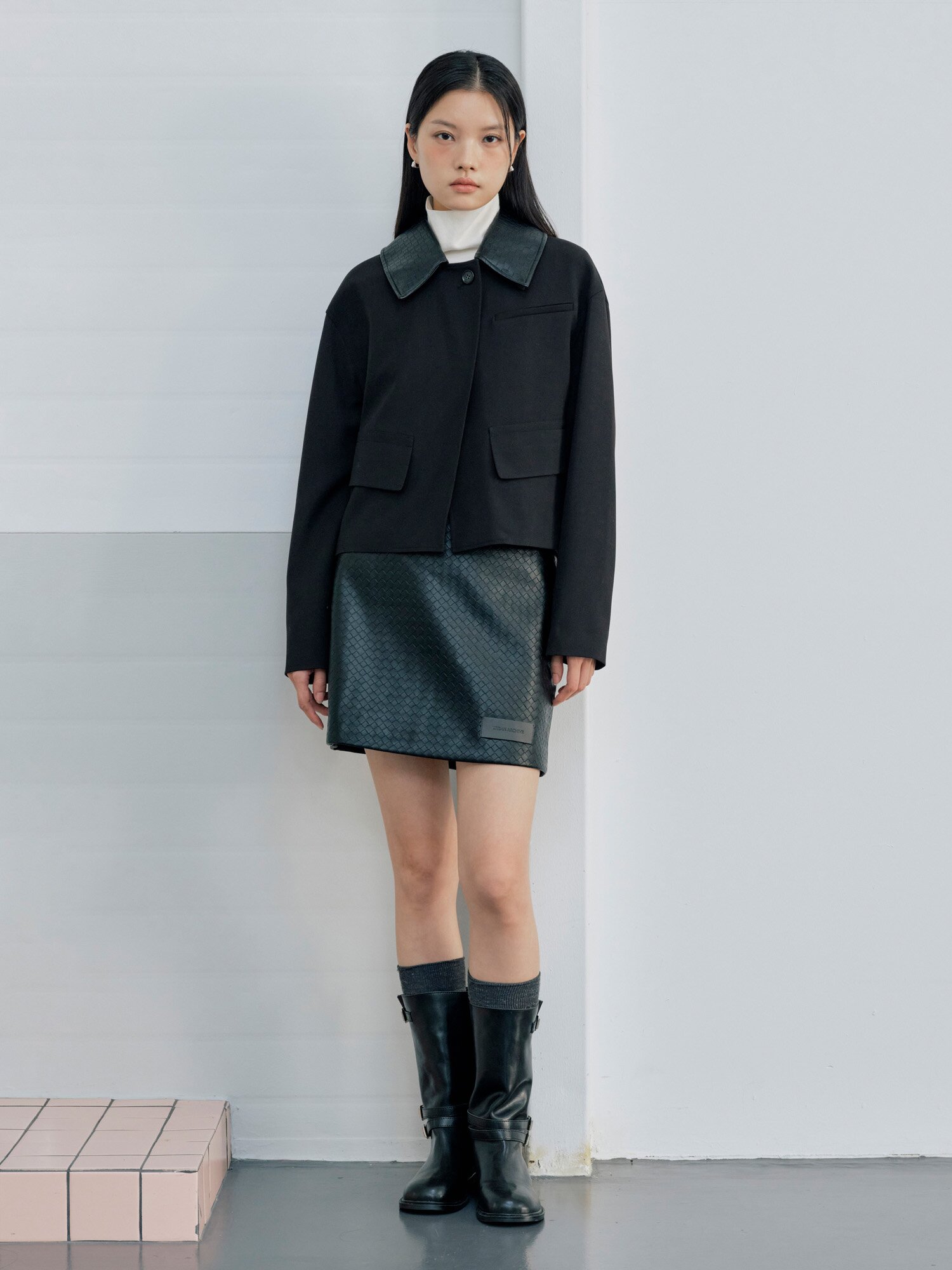 루즈핏 레더 칼라 크롭 재킷 (BLACK)
