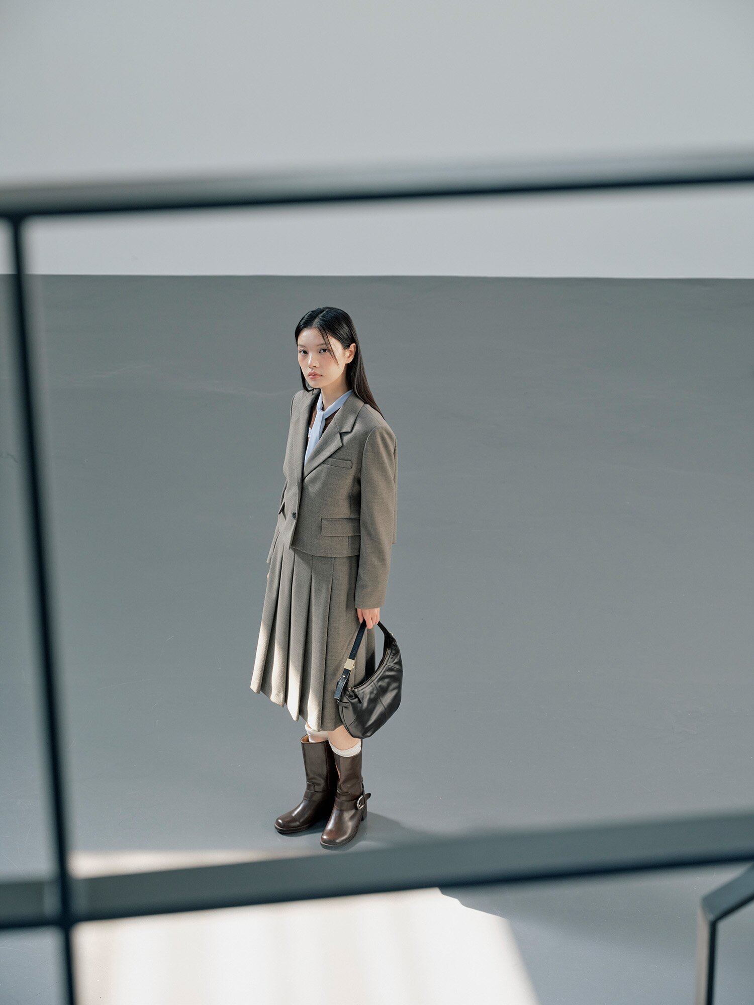 모던 플리츠 미디 스커트 (BROWN)