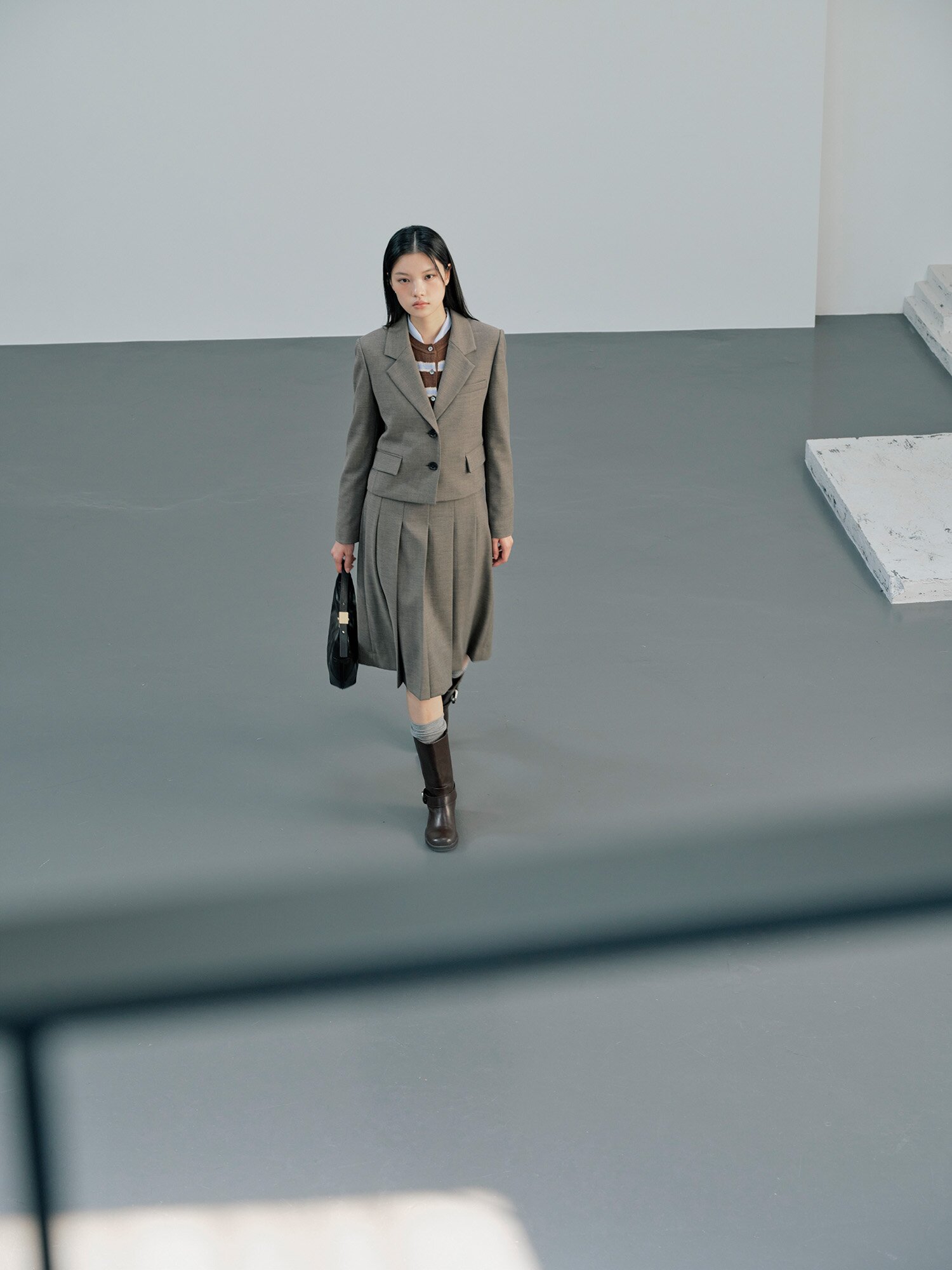 모던 플리츠 미디 스커트 (BROWN)