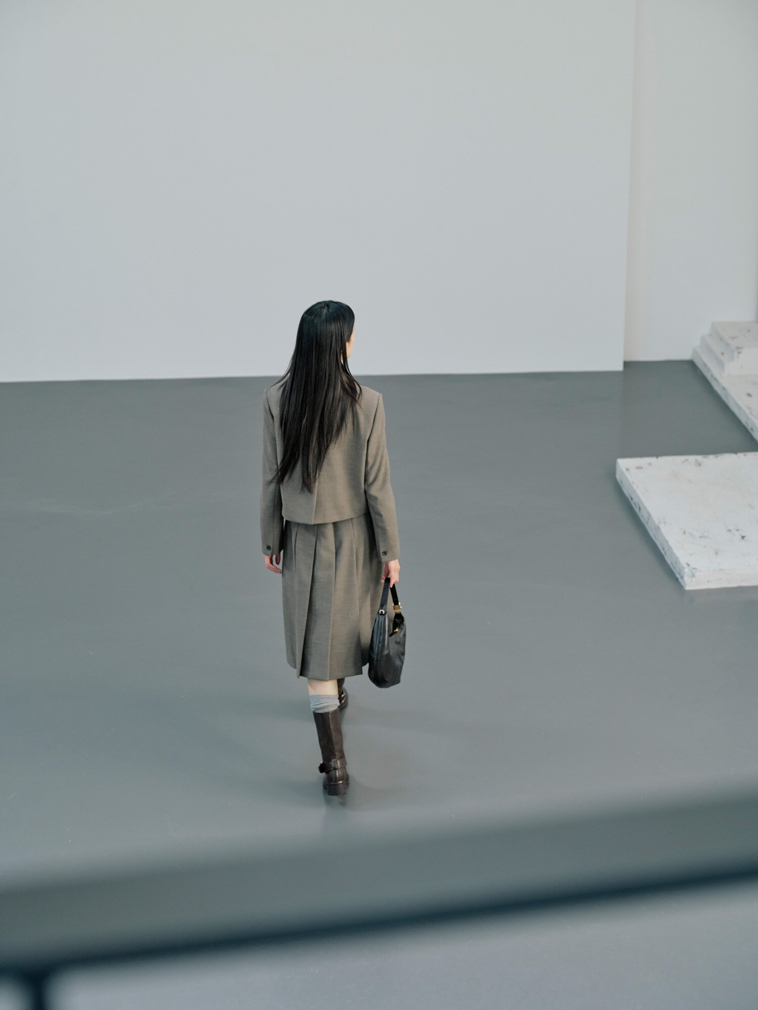 모던 플리츠 미디 스커트 (BROWN)