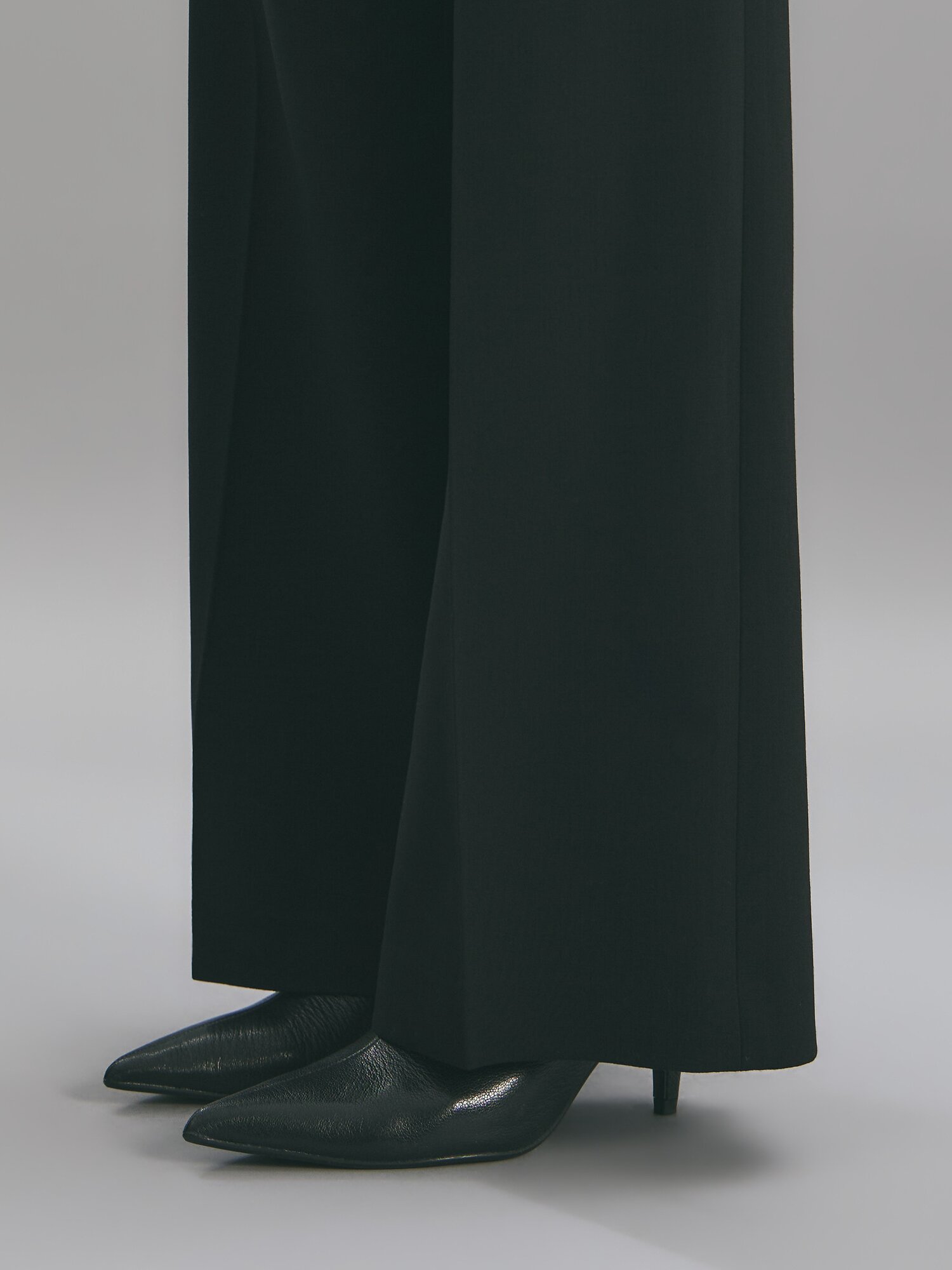 울 원 턱 스트레이트 슬랙스 (BLACK)