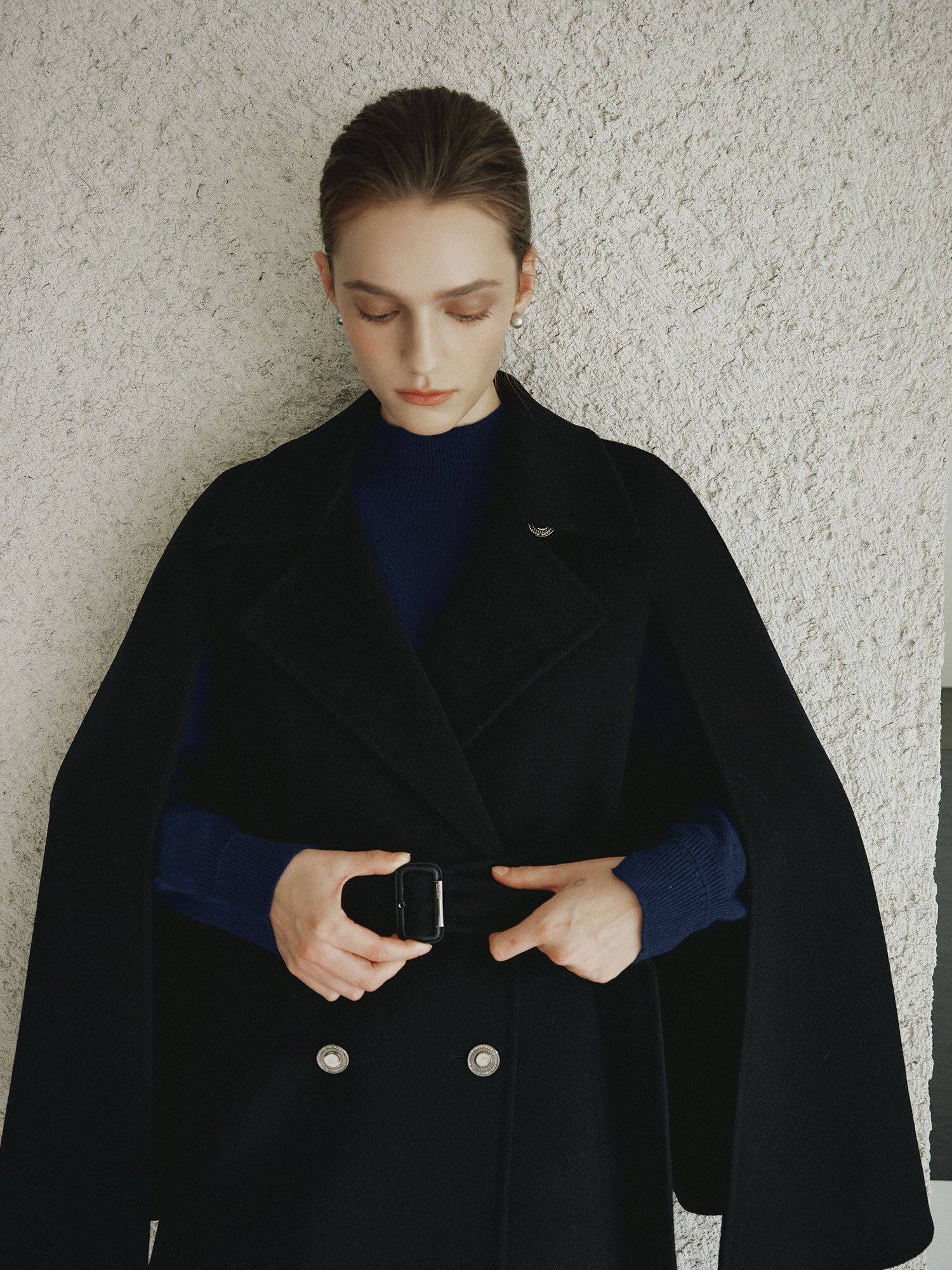 벨티드 케이프 자켓 (NAVY)