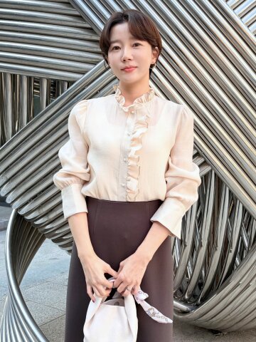 FLOWING FRILL BLOUSE