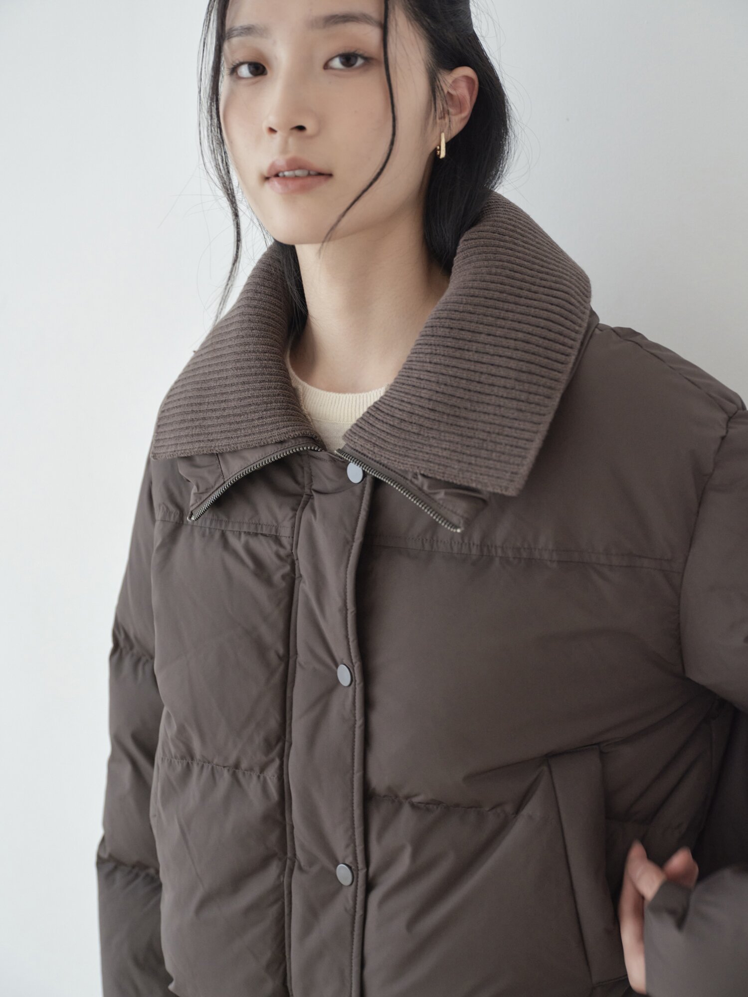 니트 칼라 하이넥 크롭 덕다운 점퍼 (BROWN)