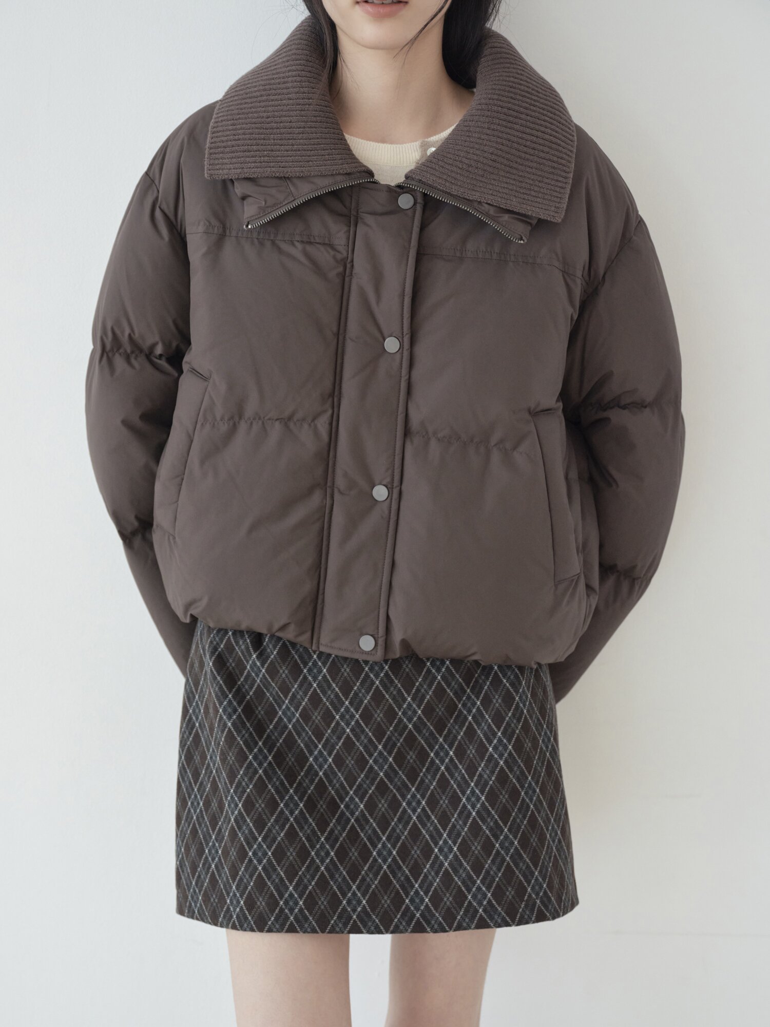 니트 칼라 하이넥 크롭 덕다운 점퍼 (BROWN)