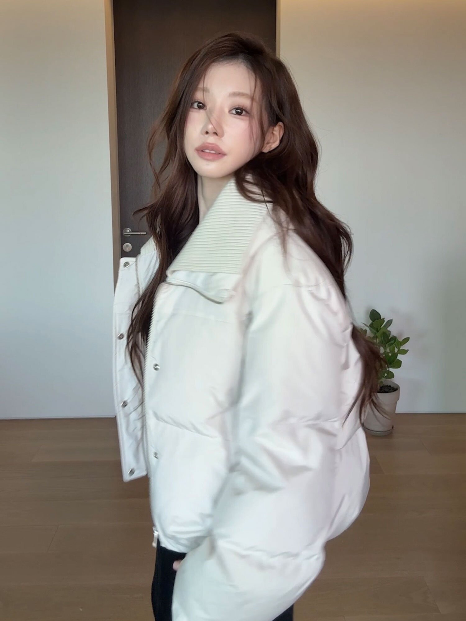 니트 칼라 하이넥 크롭 덕다운 점퍼 (IVORY)