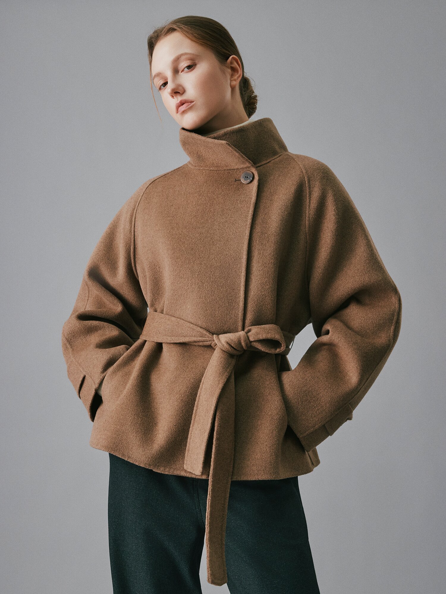 울 캐시미어 블렌드 하이넥 벨티드 자켓 (KHAKI BROWN)