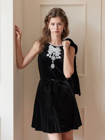 Cest_Lace bow beaded round neck dress